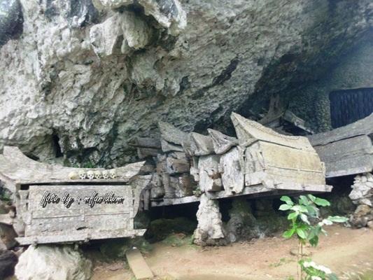 Tempat pemakaman kolektif dalam gua di pegunungan Kete Kesu.