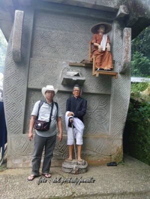 Penulis di depan patung "tau-tau", kawasan kete kesu