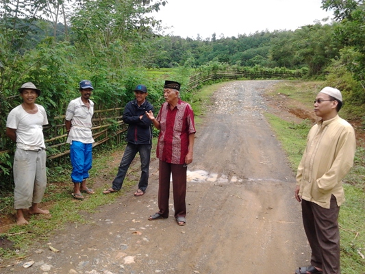 Beberapa Tokoh masyarakat Tondongkura (Pangkep) dan Tondong Bua (Bone) yang membantu penulis menelusuri perbatasan (foto: mfaridwm)