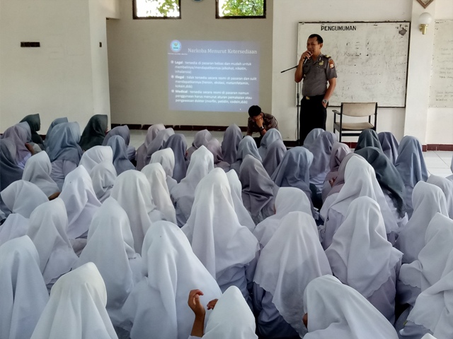 Penyuluhan Anti Narkoba sebagai salah satu Motivasi Pembelajaran kepada santriwati oleh Satbinmas Polres Pangkep. (foto: mfaridwm)
