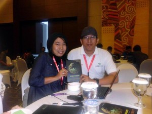Bersama Nuri Nura, penyair perempuan Makassar dan buku karyanya "Kaki Waktu". Bukunya ini pernah penulis resensi di blog. (foto: ist)