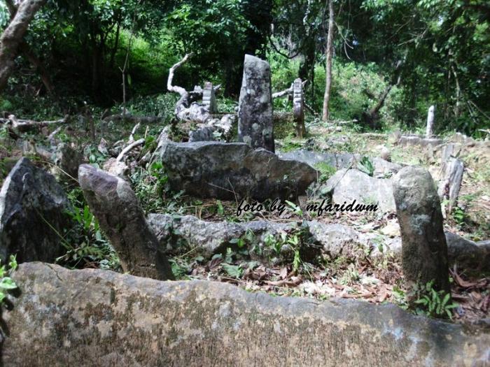 Situs makam keluarga kekaraengan Tondongkura diatas Hutan Pegunungan Tondongkura (foto: mfaridwm)