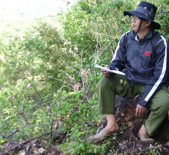 Penulis didepan Batu Buleng (foto: masykur) 