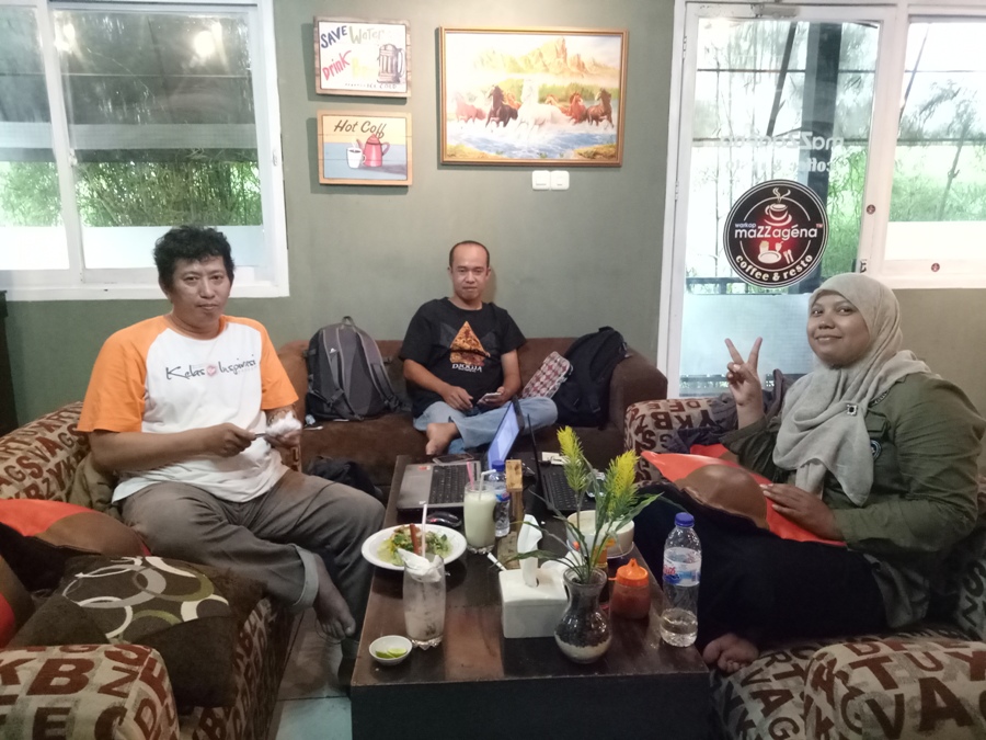 Penikmat cafe dari Komunitas Blogger Pangkep, paling sering memanfaatkan wifi cafe untuk ngeblog. (foto: ist/palontaraq)