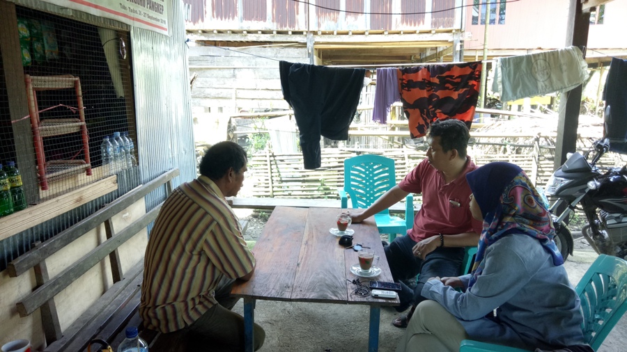 Penulis wawancara dengan M. Jasmin, Tokoh masyarakat di Tabo-tabo selatan. (foto: ist)
