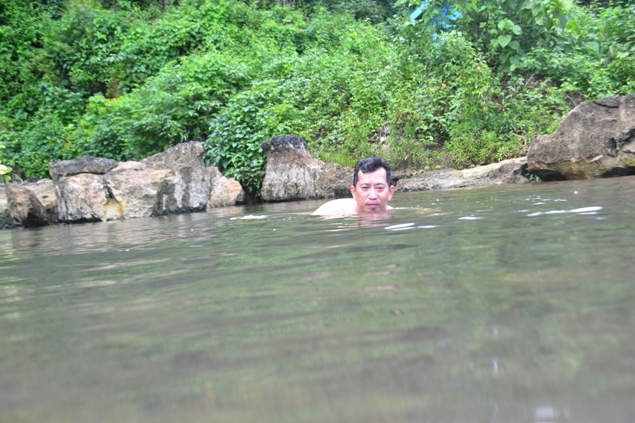 Ulu Erea - Salah seorang pengunjung mencoba menikmati kesegaran air di Ulu Erea. (foto: hasbihtc)