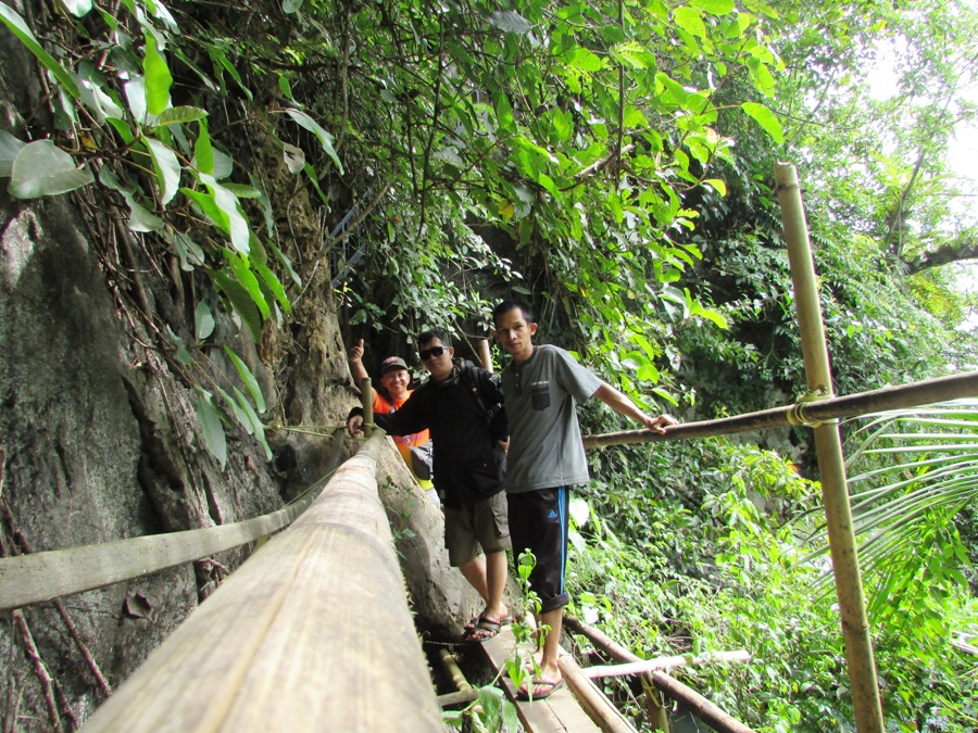 Jalanan bambu disisi gua, khusus dibuat sebagai jalanan menuju Leang Surukang. (foto: hasbihtc)