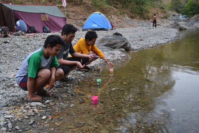 Dalam kondisi bagaimanapun, tetap dianjurkan untuk duduk saat minum. (foto: harceman/ist)
