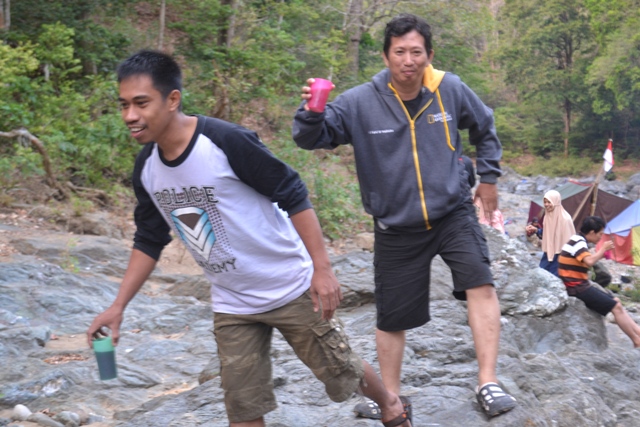 Kebiasaan minum berdiri dapat mengakibatkan arthritis. (foto: bagas/ist)