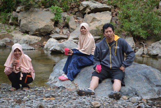 Biasakanlah duduk saat minum. (foto: bagas/ist)
