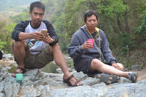 Biasakan minum dalam keadaan duduk. (foto: haspar)