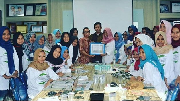 Santriwati Ponpes Modern Putri IMMIM saat melakukan kunjungan studi jurnalistik ke Redaksi Tribun Timur Makassar. (foto: ist/palontaraq)