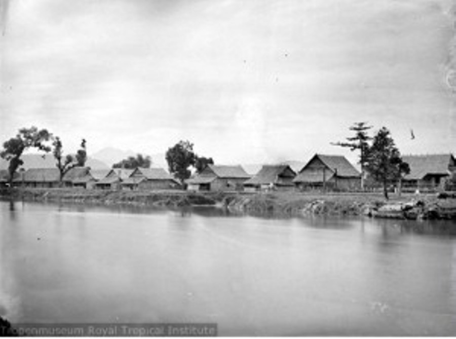 Proses Islamisasi Masa Kerajaan Siang di Kabupaten Pangkep Pangkajene dalam Tahun 1860. Pangkajene adalah nama populer pengganti nama Barasa, sebuah kerajaan pelanjut Dinasti Kerajaan Siang yang berpusat di Pangkep (foto: Tropenmuseum Royal Tropical Institute)