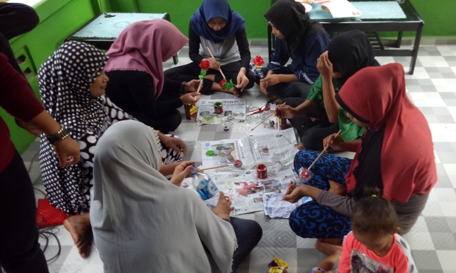 CSR Tonasa Salurkan Bantuan Olahraga dan Daur Ulang Sampah Pelatihan Daur Ulang Sampah - 1 (foto: mfaridwm)