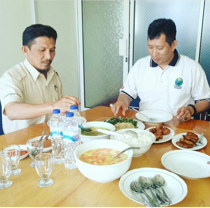Makan Minumlah dengan adab dan memperhatikan cara yang sehat untuk menikmatinya. (foto: ruslanali/palontaraq)