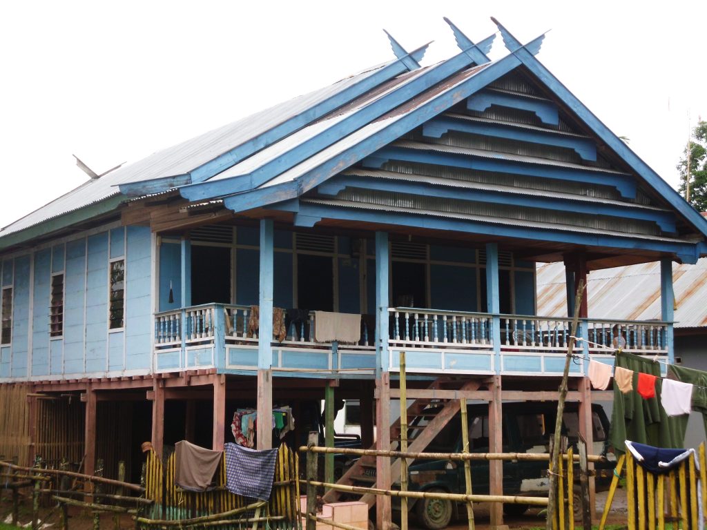 Salah satu cara menandai rumah bangsawan pada Rumah Adat Bugis Makassar adalah timpalaja atau timbassilanya, yaitu tampak depan bubungan atapnya yang bersusun. (foto: ettaadil)