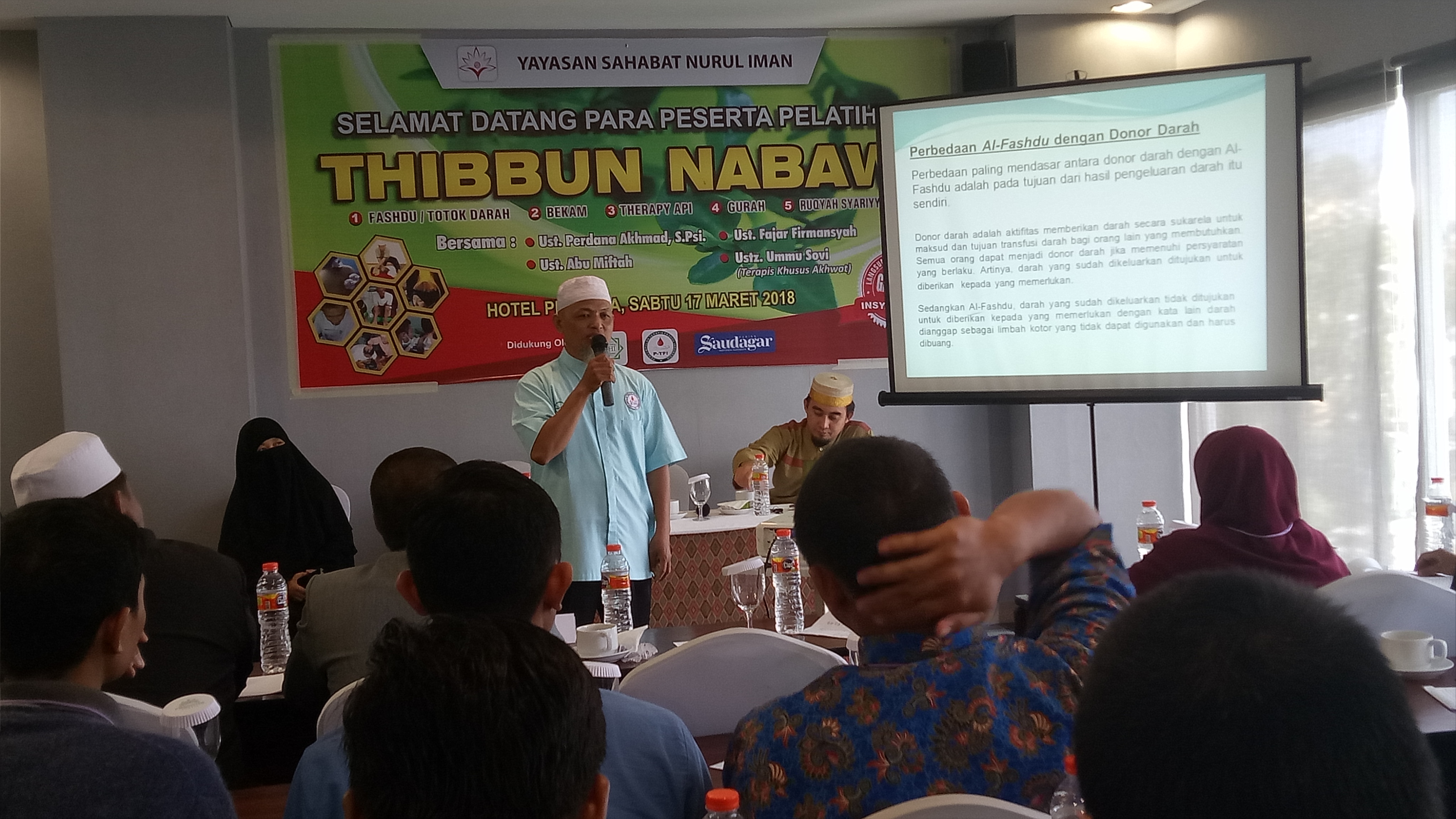 Terapi dengan Kaidah Fashdu Ustadz Abu Miftah, salah satu master fashdu dalam suatu Pelatihan Thibbun Nabawi di Makassar. (foto: mfaridwm)