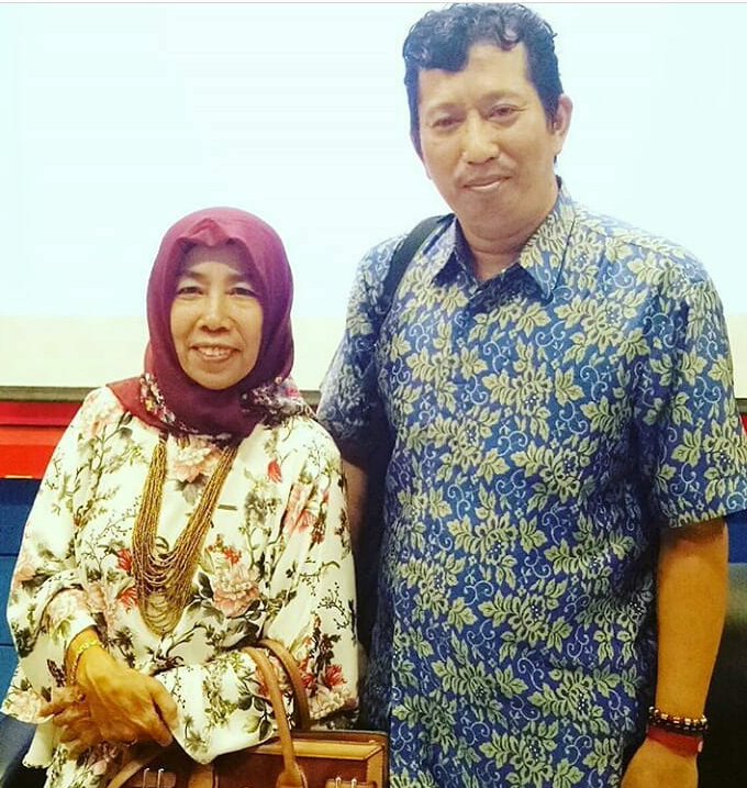 Penulis bersama Prof Dr. Nurhayati Rachman. (foto: ist)
