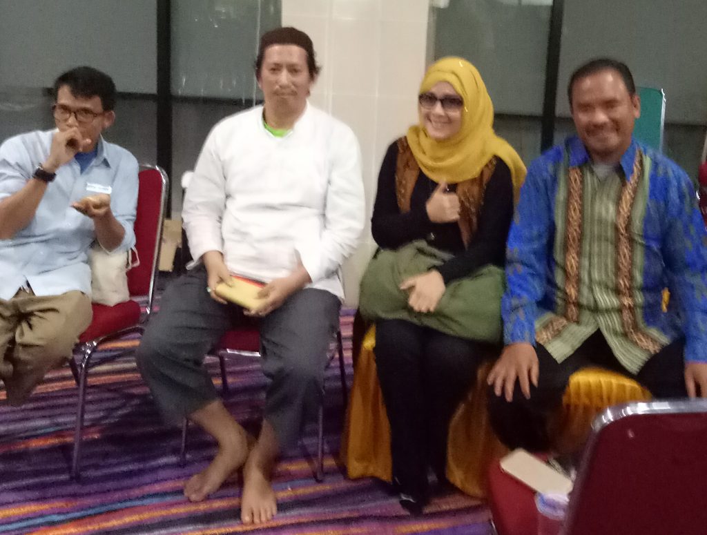 Penulis bersama Dr. Riswahyuni Widhawati (tengah). (foto: ist_Palontaraq)
