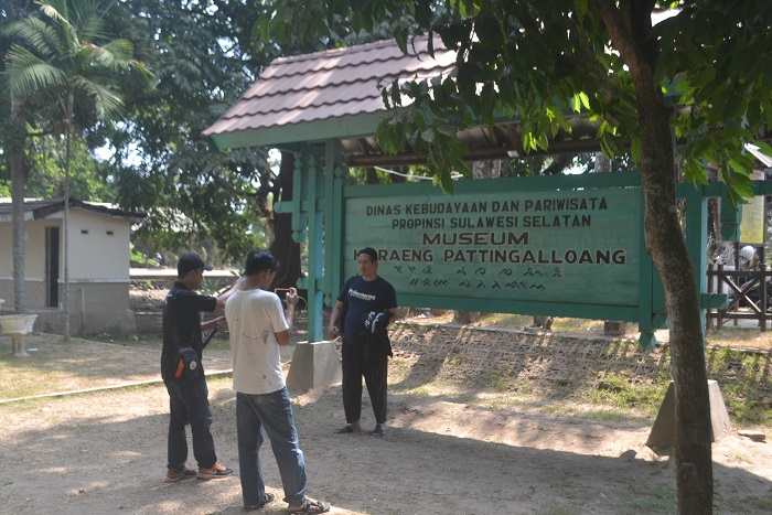 Penulis dalam rekaman video, di depan Museum Karaeng Pattingaloang, memberikan penjelasan tentang Sejarah Karaeng Pattingaloang. (foto: ist/palontaraq)
