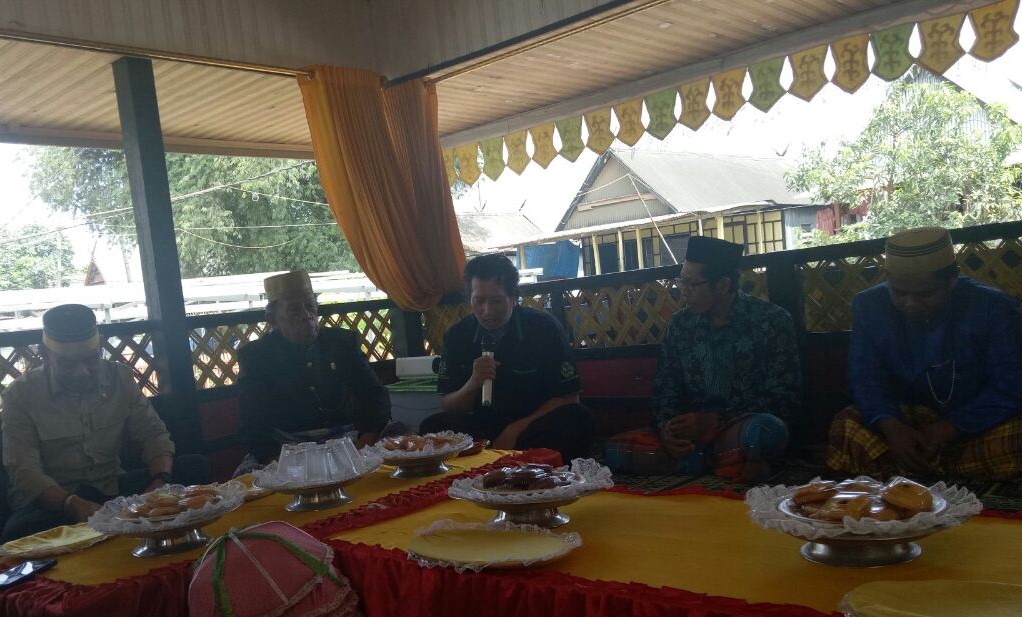 Penulis dalam suatu acara budaya di Biringere,Pangkep. (foto: mursalam/palontaraq)