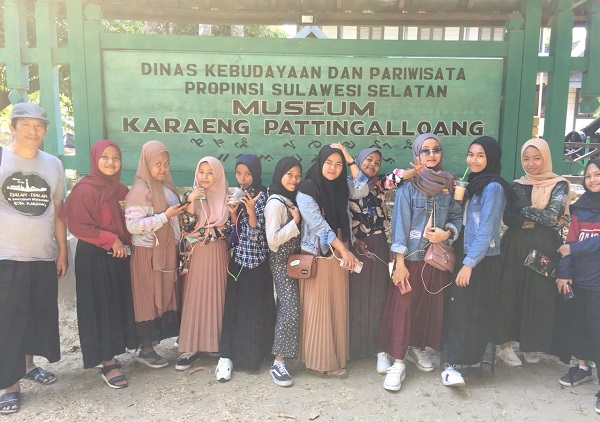 Foto bersama di depan Museum Karaeng Pattingaloang. (foto: ist/*)