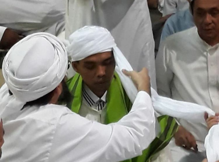 UAS saat dipakaikan sorban "imamah" oleh Sayyid Ahmad bin Muhammad ibn Alawy al-Hasani al-Maliki, Ulama Aswaja terkemuka di Mekkah, Saudi Arabia. (foto: IG UAS)