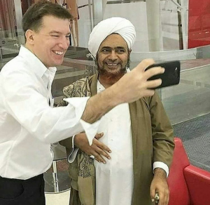 Habib Umar bin Hafiz saat diajak foto bersama oleh seorang Nasrani. (foto: aswaja/palontaraq)