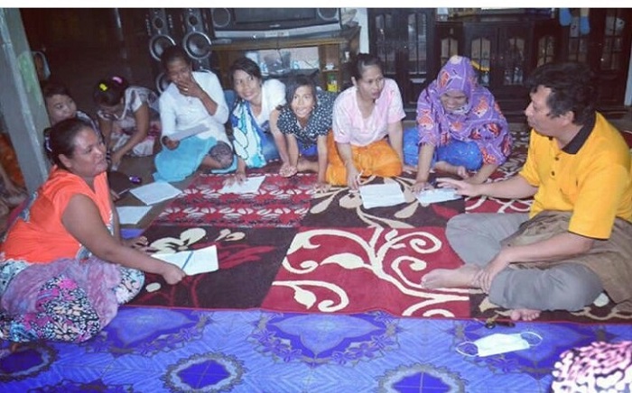 Memotivasi Ibu-ibu di wilayah pesisir. (foto: ist/palontaraq)