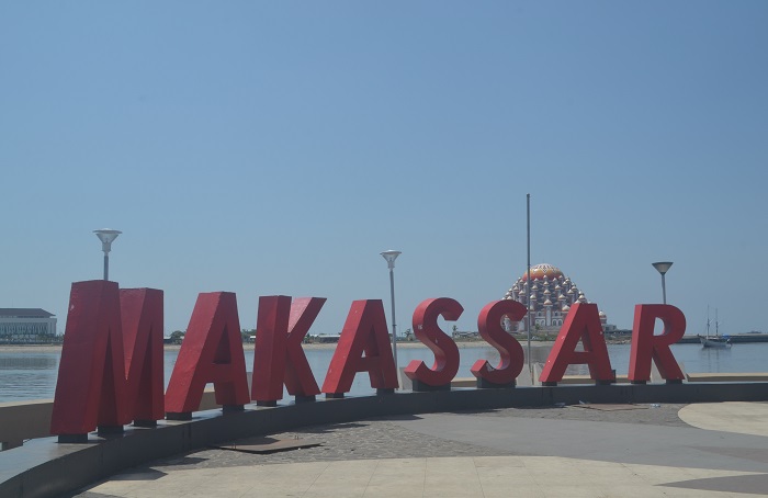 Tulisan "Makassar" di Anjungan Pantai Losari, Kota Makassar. (foto: mfaridwm/palontaraq)