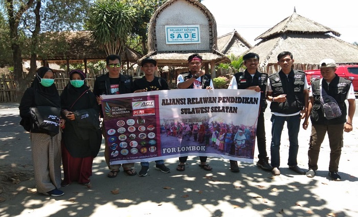 Para relawan pendidikan Sulsel saat mengunjungi Dusun Sasak Sade, usai menunaikan pengabdiannya di wilayah gempa Lombok, NTB. (foto: dok.pribadi/palontaraq)