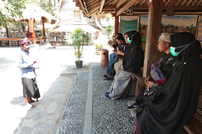 Pemandu lokal, menjelaskan kondisi sosial budaya masyarakat Sasak di Dusun Sade, Lombok Tengah. (foto: dok.pribadi/palontaraq)