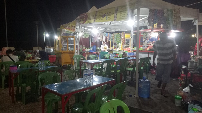 Seperti inilah penampakan tenda-tenda yang menjajakan kuliner khas Makassar di Pantai Losari. (foto: mfaridwm/palontaraq)