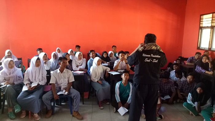 Para relawan pendidikan mengajar di sekolah darurat. (foto: ist/palontaraq)