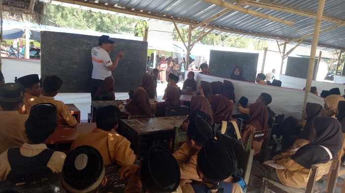 Para relawan pendidikan mengajar di sekolah darurat. (foto: ist/palontaraq)