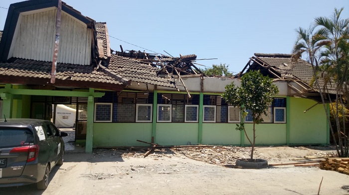Kondisi sekolah yang rusak karena gempa di Lombok Timur, 2018. (foto: mfaridwm/palontaraq)