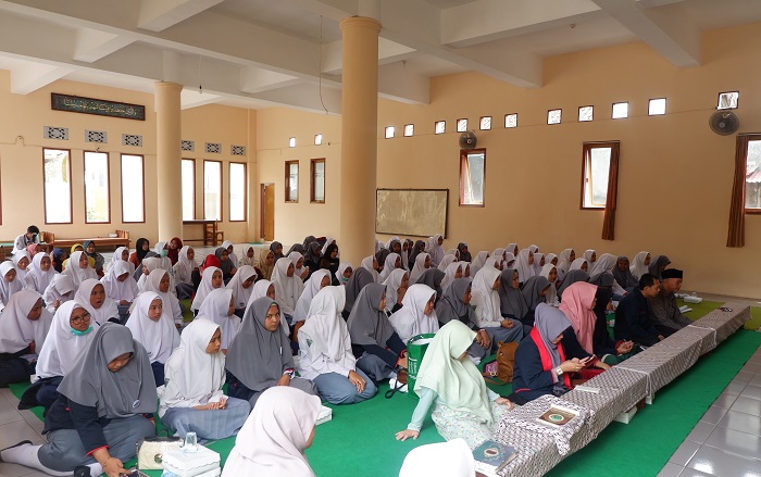 Rombongan Study Comparative dari Ponpes Modern Putri IMMIM di Ponpes Al-Ishlahiyah, Malang. (foto: ist/palontaraq)