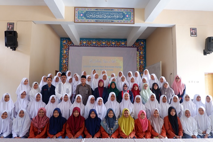 Rombongan Study Comparative dari Ponpes Modern Putri IMMIM di Ponpes Al-Ishlahiyah, Malang. (foto: ist/palontaraq)