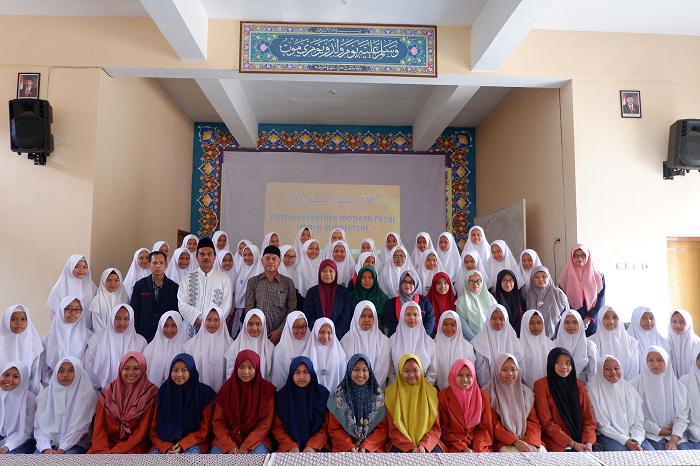 Rombongan Study Comparative dari Ponpes Modern Putri IMMIM di Ponpes Al-Ishlahiyah, Malang. (foto: ist/palontaraq)