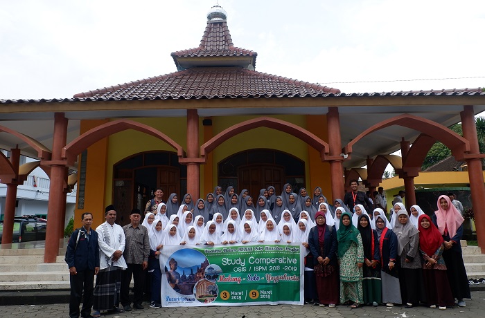Rombongan Study Comparative dari Ponpes Modern Putri IMMIM di Ponpes Al-Ishlahiyah, Malang. (foto: ist/palontaraq)