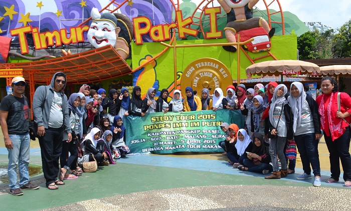 Penulis saar mendampingi Study Tour Santriwati Ponpes Putri IMMIM ke Surabaya-Yogyakarta. (foto: ist/palontaraq)