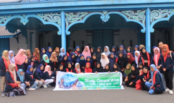 Pembina dan Santri Putri IMMIM di PPMI Assalam, Sukoharjo. (foto: ist/palontaraq)