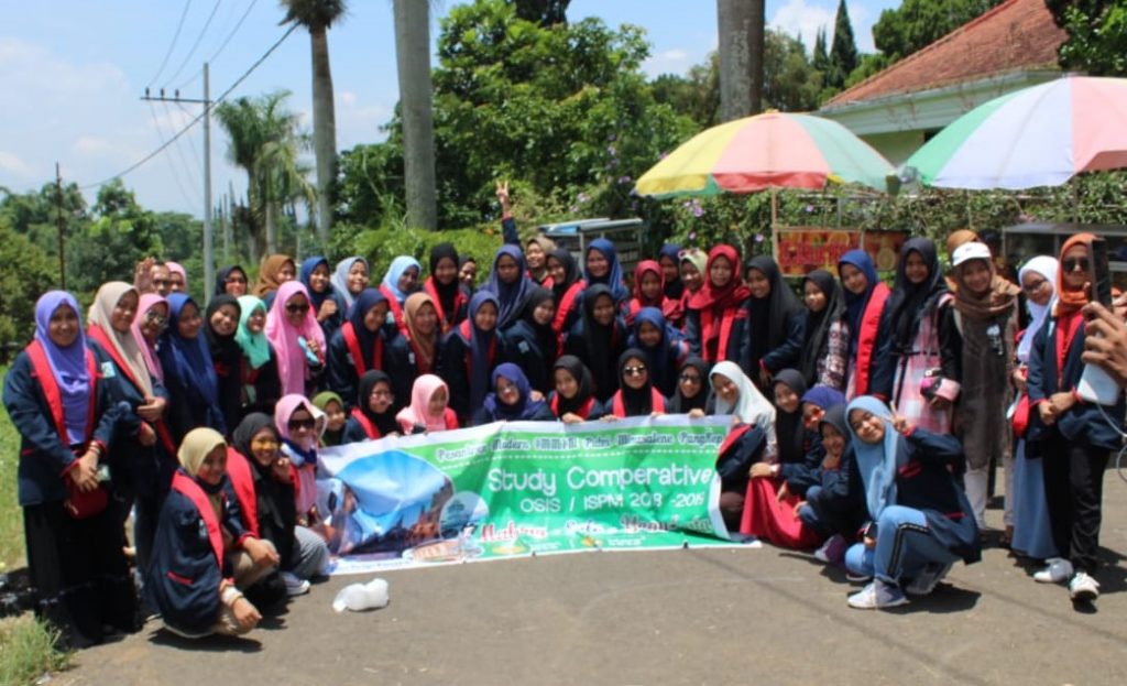 Pembina dan Santri Putri IMMIM di Ponpes Al-Ishlahiyah, Malang. (foto: ist/palontaraq)