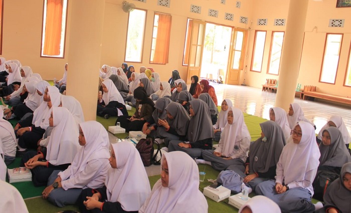 Pembina dan Santri Putri IMMIM di Ponpes Al-Ishlahiyah, Malang. (foto: ist/palontaraq)