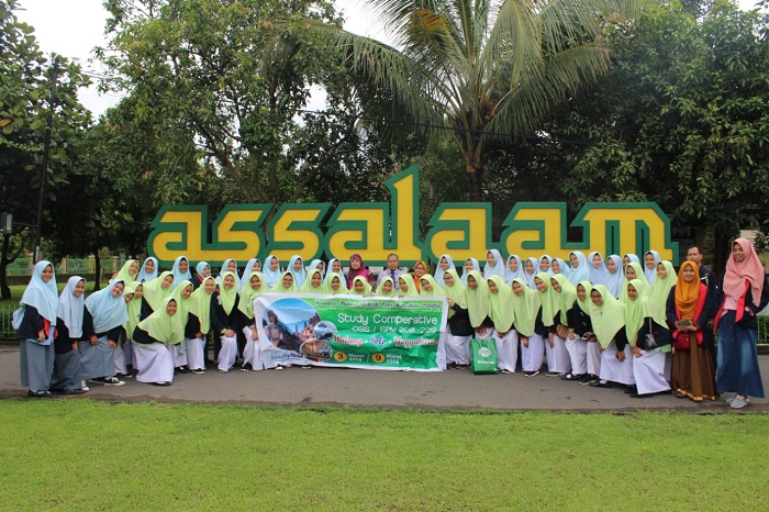 Pembina dan Santri Putri IMMIM di Ponpes Al-Ishlahiyah, Malang. (foto: ist/palontaraq)