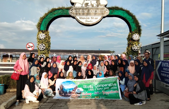 Pembina dan Santri Putri IMMIM di PPMI Assalam, Sukoharjo. (foto: ist/palontaraq)