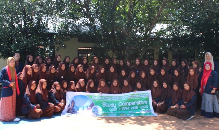 Pembina dan Santri Putri IMMIM di PPMI Assalam, Sukoharjo. (foto: ist/palontaraq)