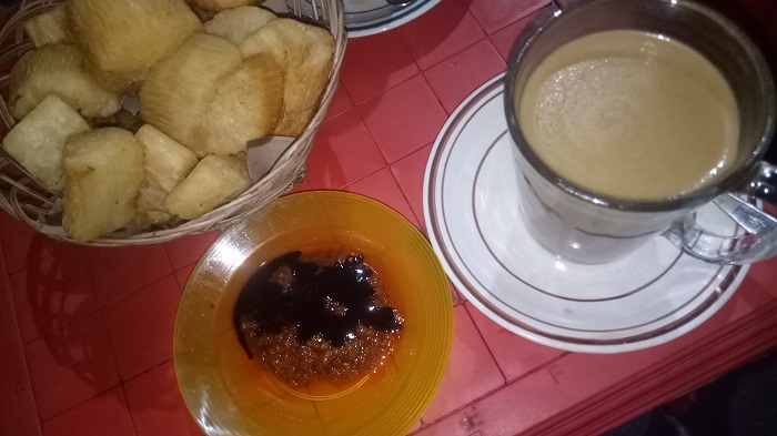 Sarabba dan Ubi Goreng, terasa berbeda jika dinikmati bersama keluarga. (foto: mfaridwm/palontaraq)