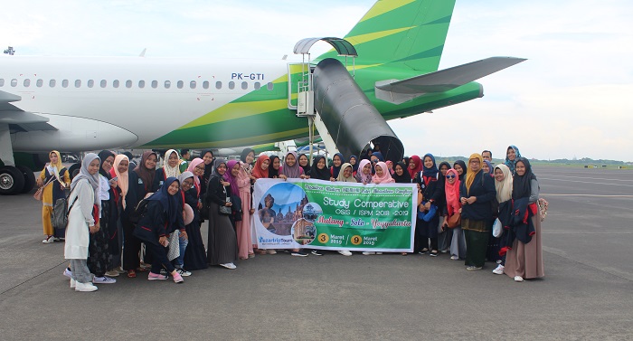 Rombongan Study Comparative Santriwati Ponpes Modern Putri IMMIM Pangkep foto bersama sesaat sebelum naik pesawat di Bandar Udara Sultan Hasanuddin, Makassar. (foto: ist_