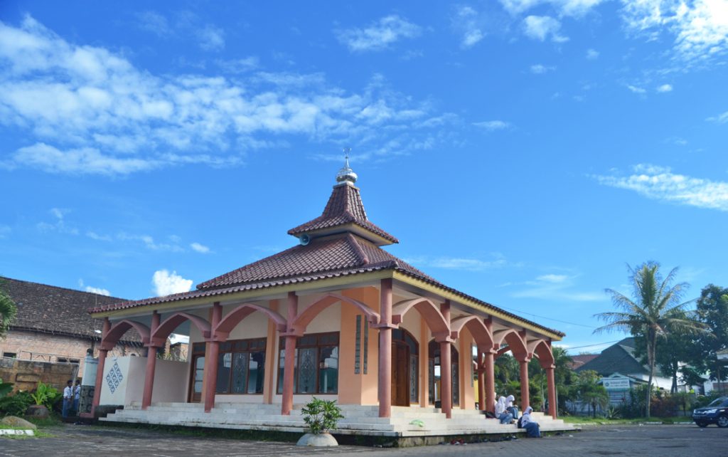 Pembina dan Santri Putri IMMIM di PPMI Assalam, Sukoharjo. (foto: ist/palontaraq)